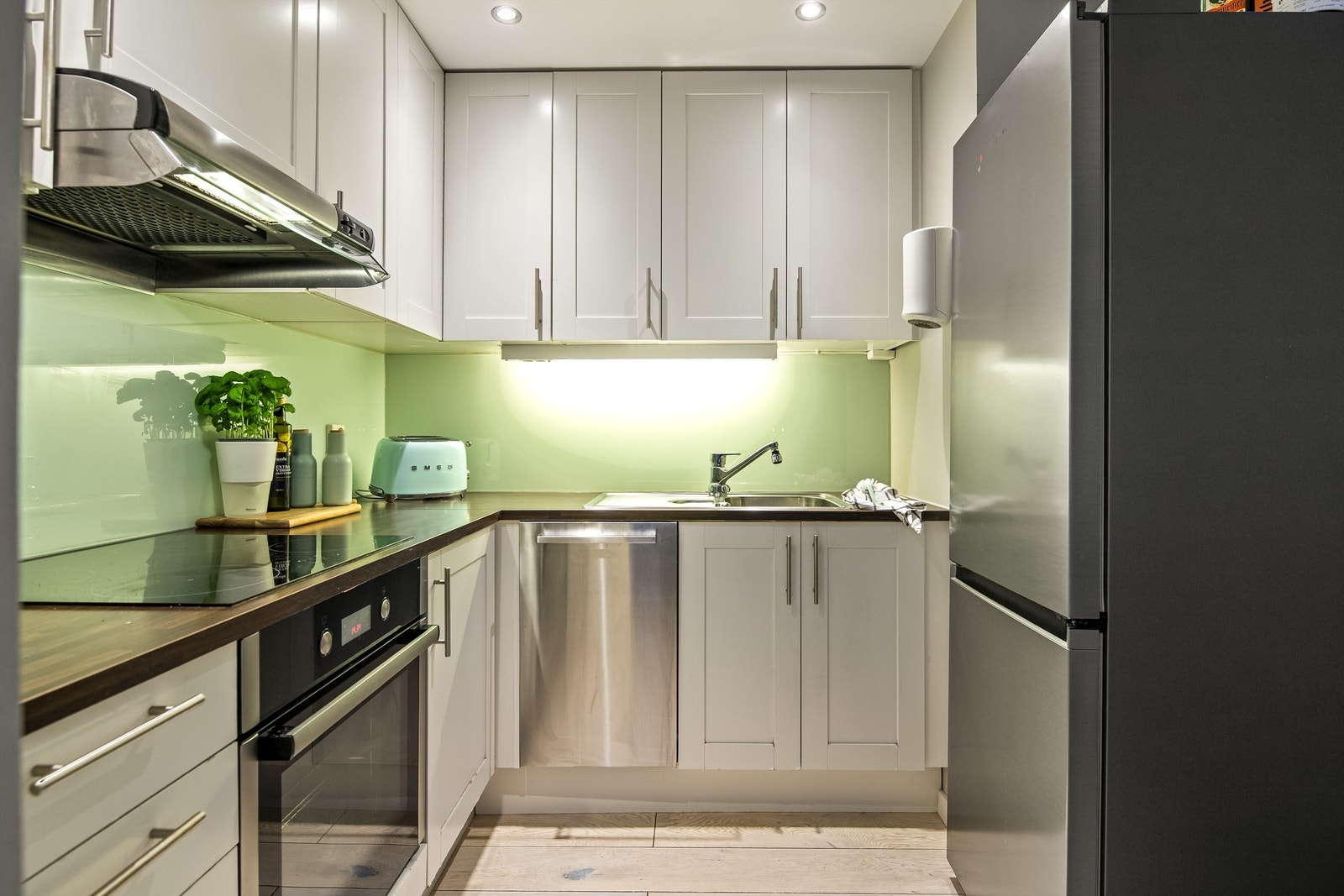 Kjøkkenet har gode lagringsmuligheter Galleribilde