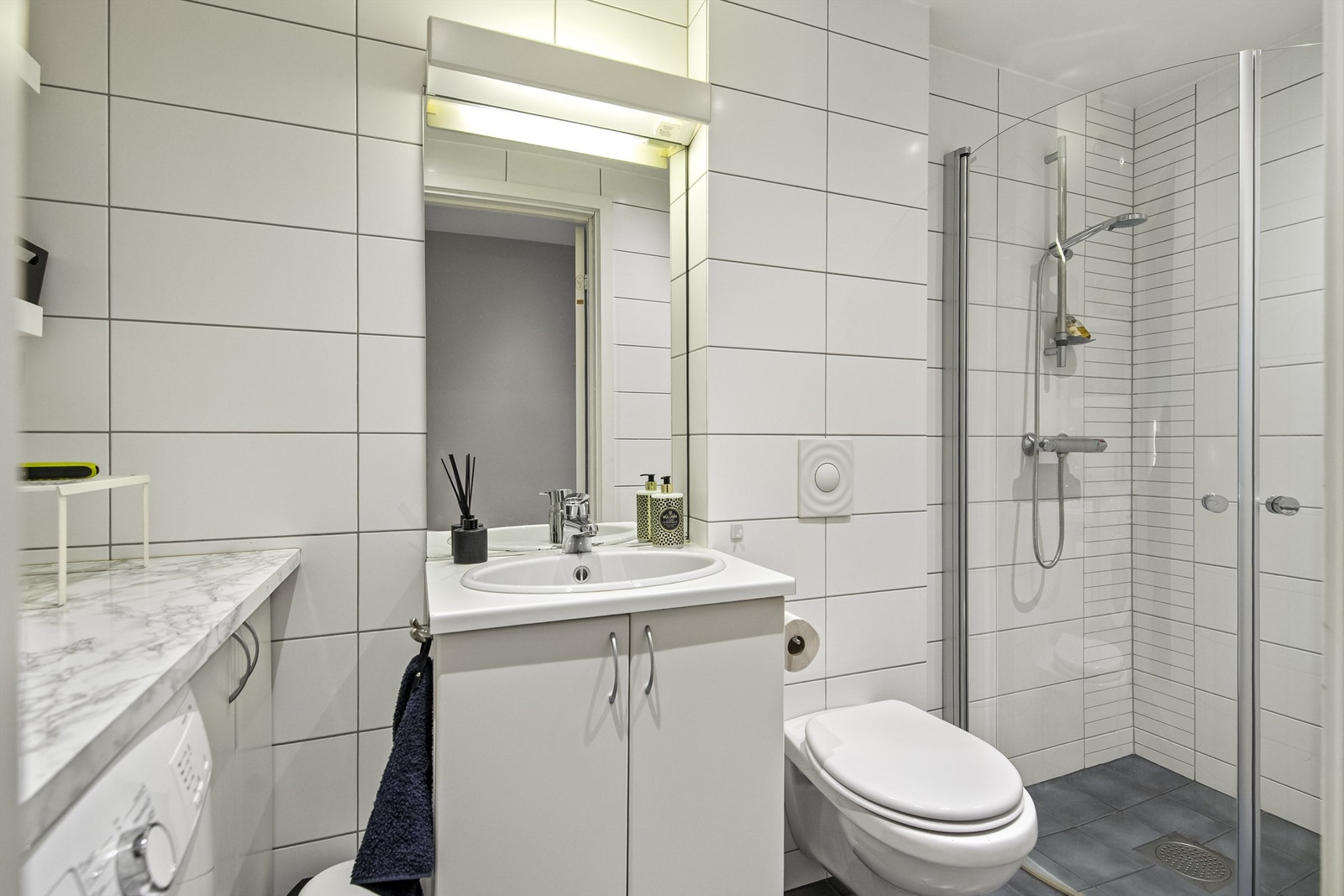 Flislagt bad med dusjnisje Galleribilde