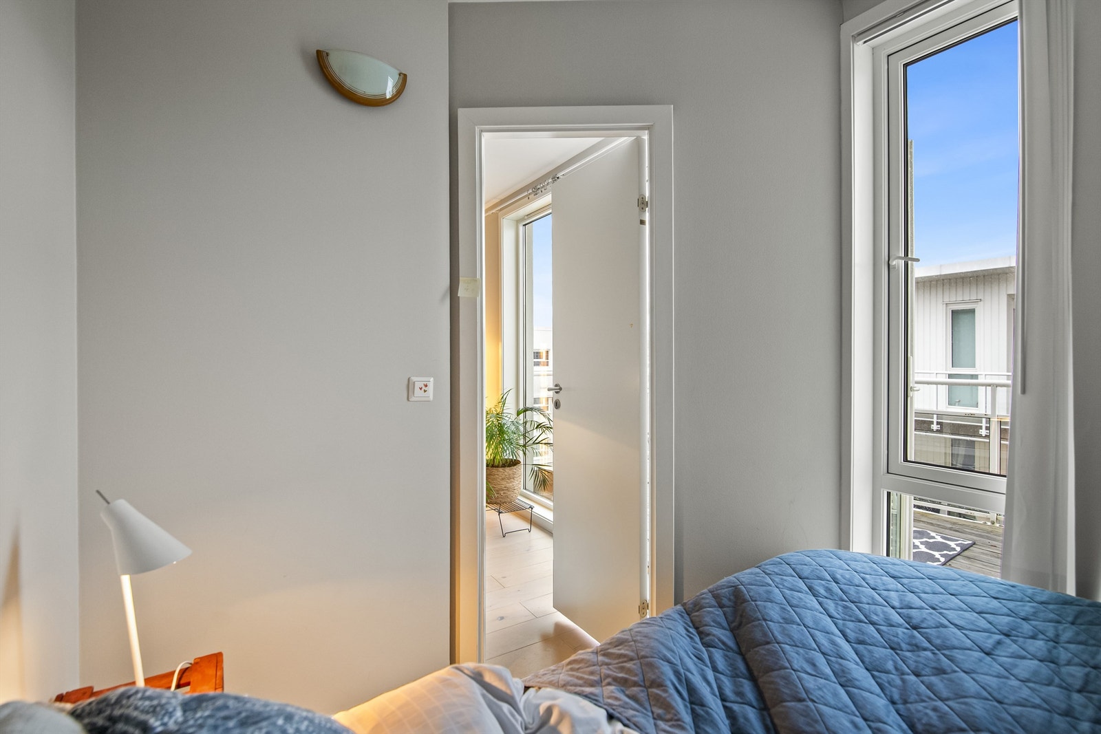 Ut mot balkongen Galleribilde