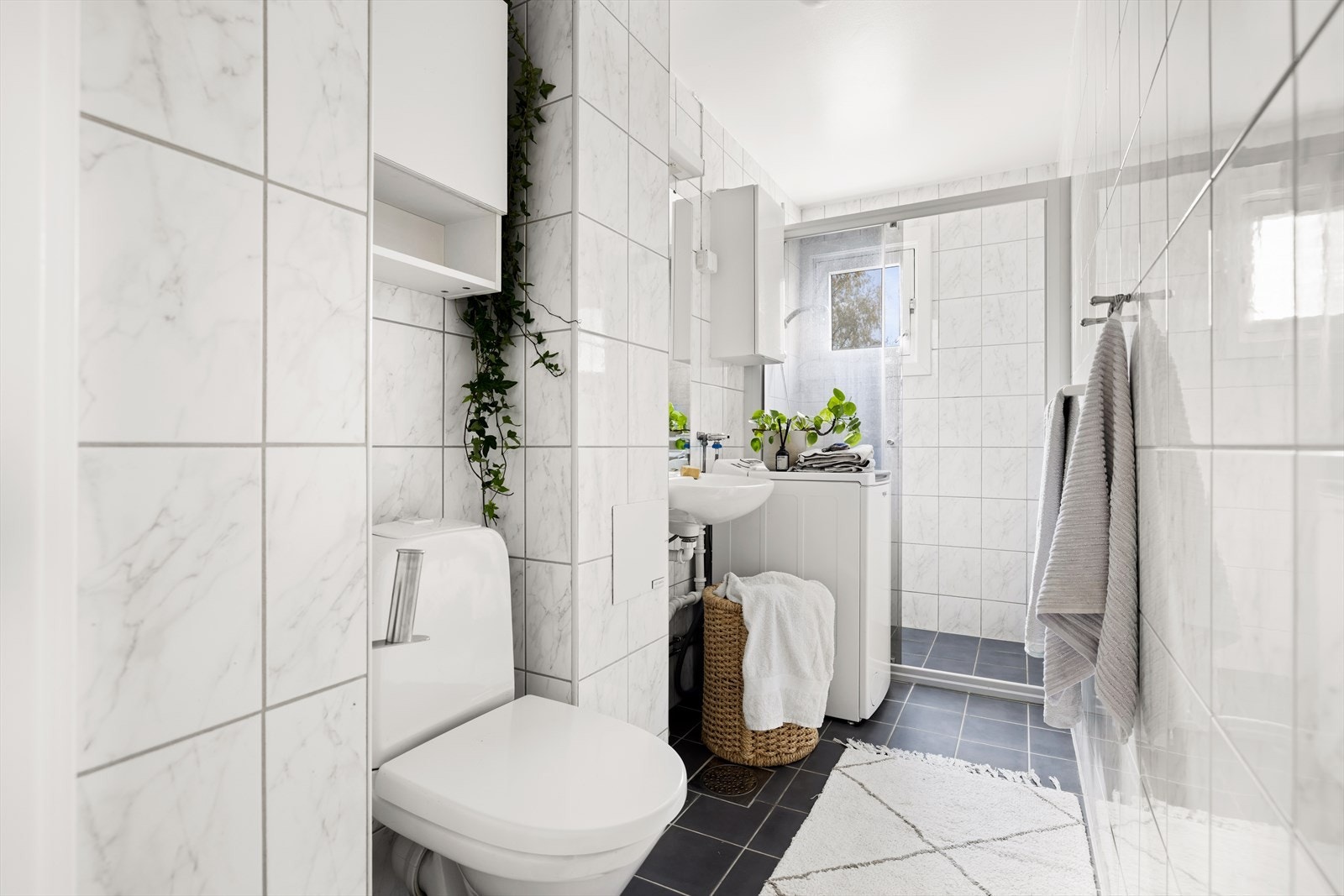 Pent, flislagt baderom med elektrisk gulvvarme, pusset opp i regi av borettslaget i 2004. Galleribilde