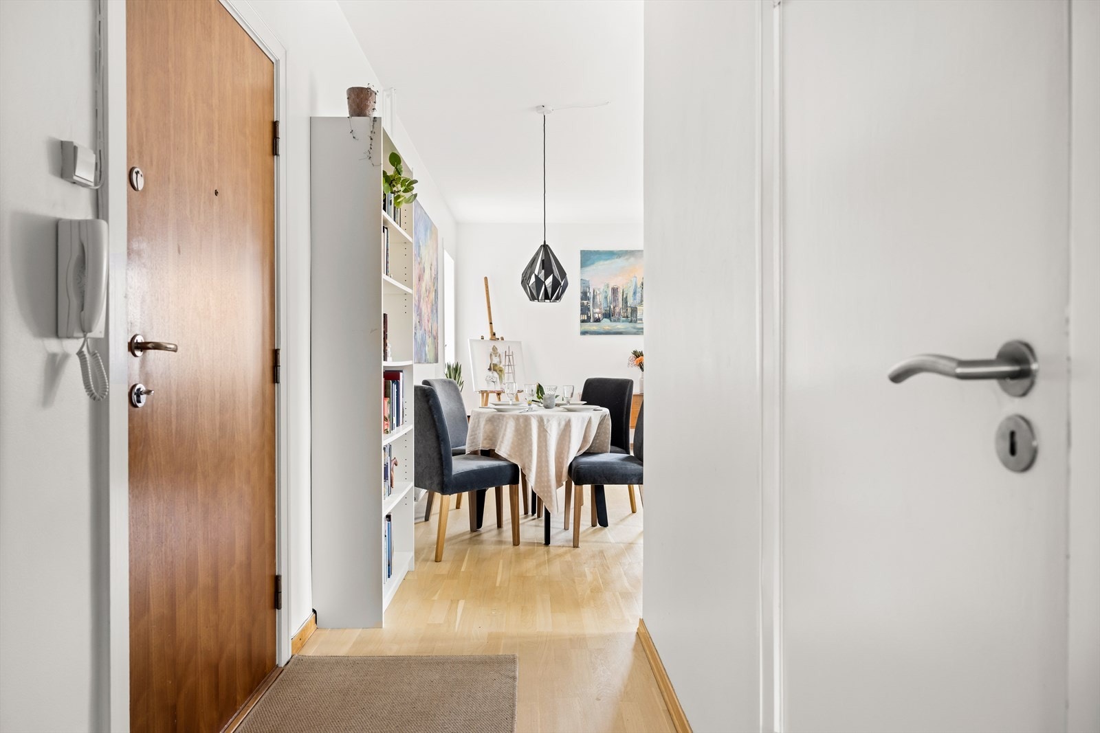 Velkommen inn! Leiligheten ønsker deg velkommen med en lys og trivelig entré som gir et svært godt førsteinntrykk. Galleribilde
