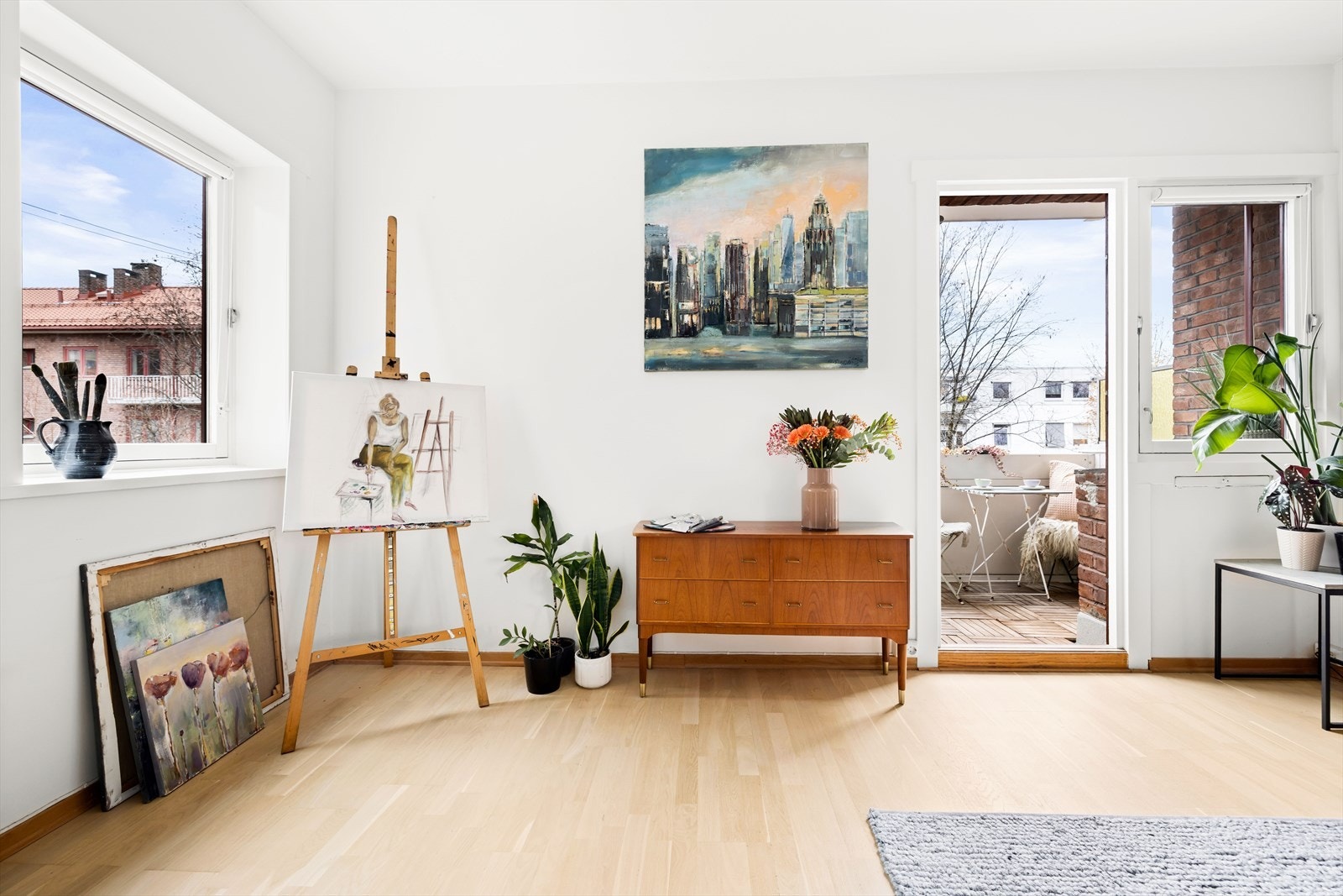 Det er utgang til en hyggelig vestvendte balkongen på ca. 3 m² fra stuen, som gir gode solforhold og en fin utsikt mot grøntareal - et hyggelig sted å nyte ettermiddagssolen. Galleribilde