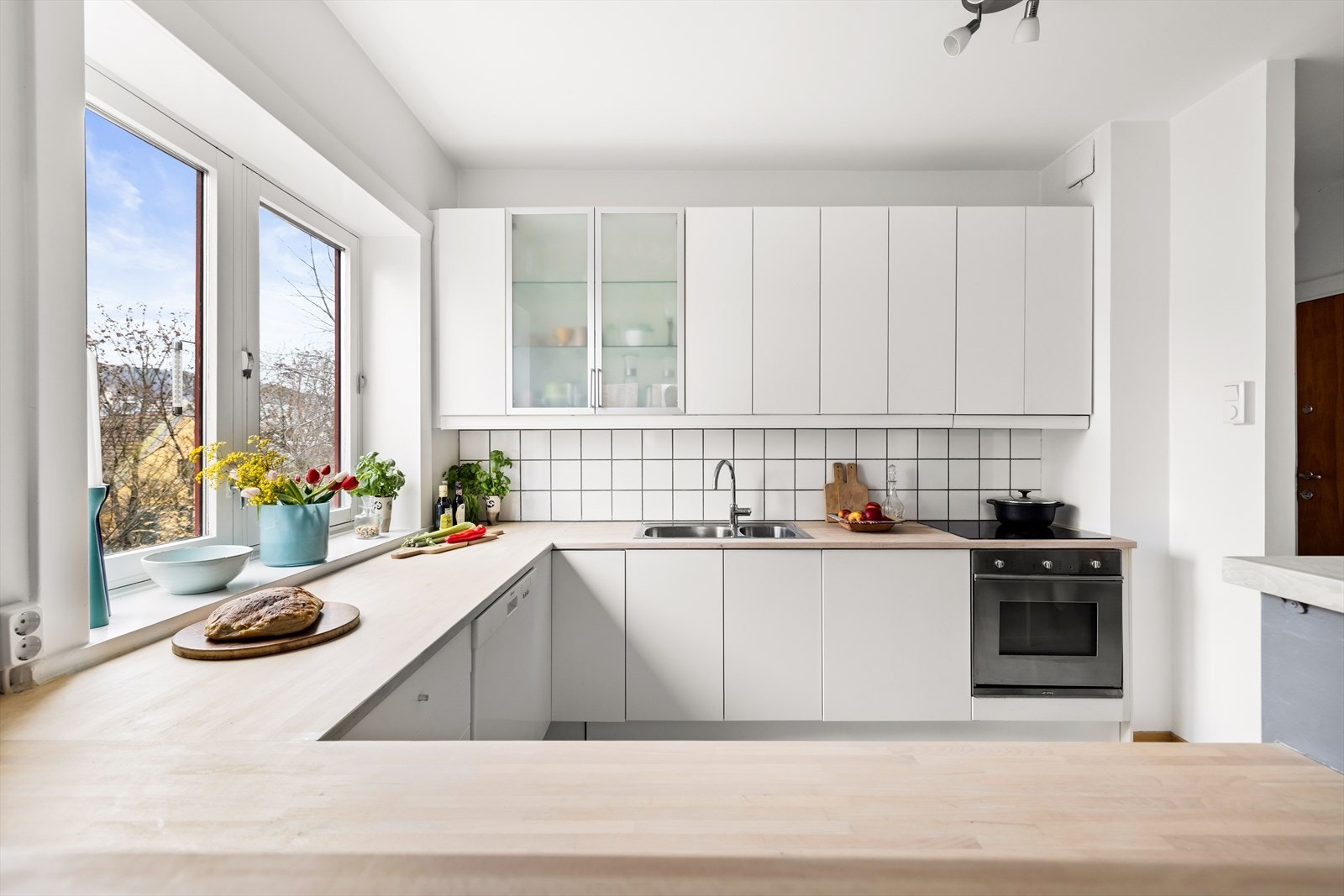 Innredningen har glatte fronter og en flott heltre benkeplate med nedfelt vask og skyllekum. Galleribilde