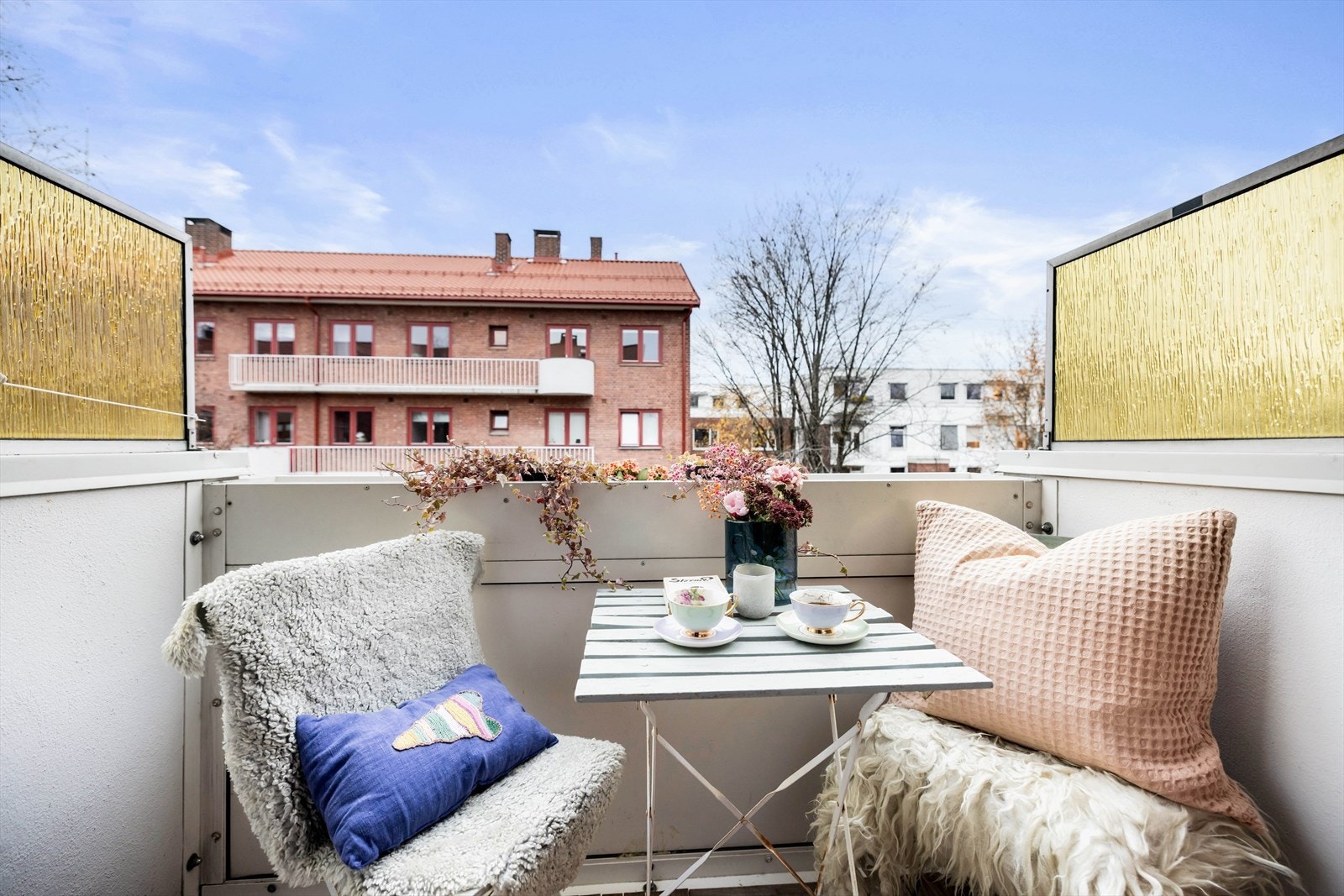 Fra stuen er det utgang til den flotte, vestvendte balkongen på ca. 3 m² som vender ut mot grøntområder. Her kan du enkelt skape en koselig uteoase med utemøbler, beplantning og en gassgrill. Galleribilde