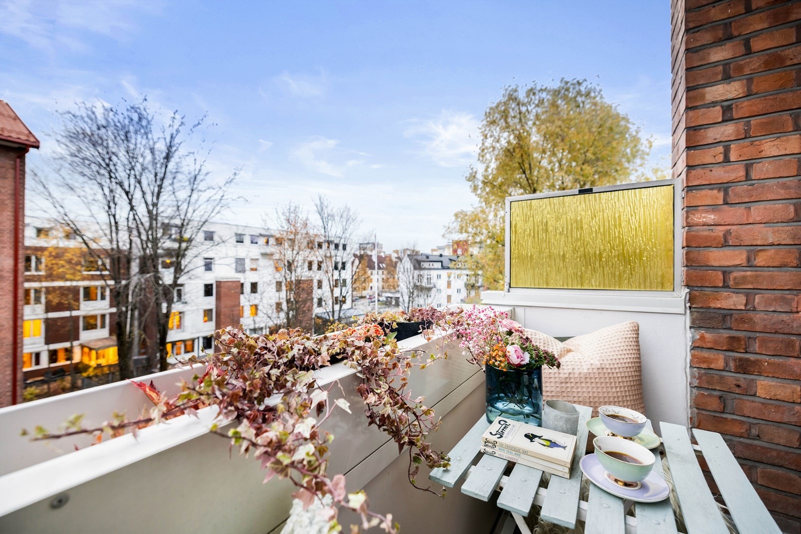 Leiligheten har en hyggelig balkong, med plass til lite bord med stoler. Galleribilde