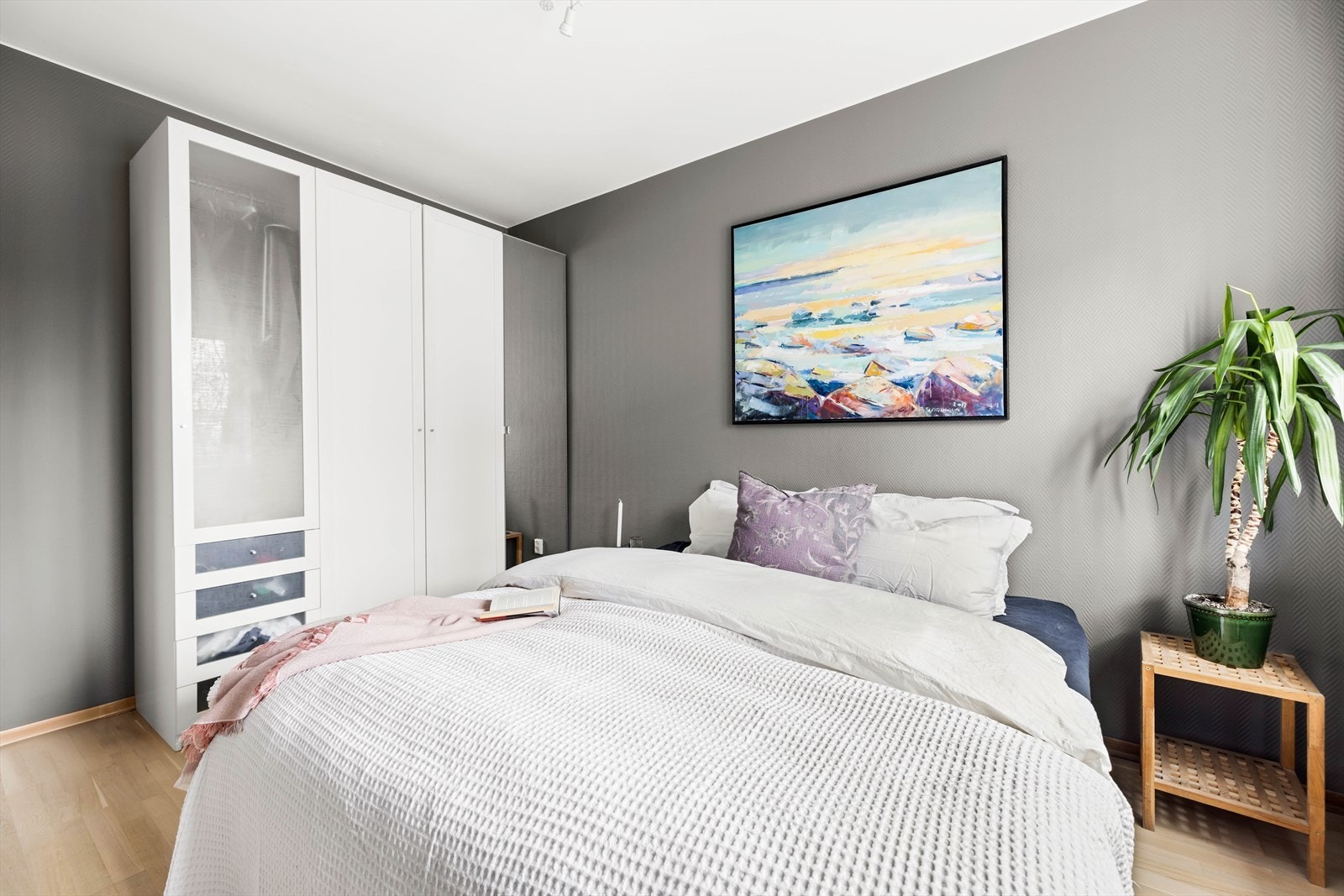 I tillegg byr rommet på gode oppbevaringsmuligheter med garderobeskap. Galleribilde