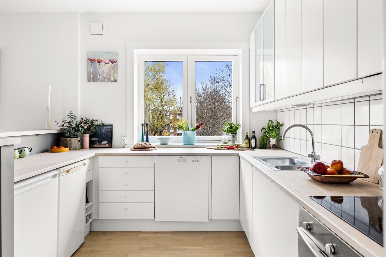 Kjøkkenet er utstyrt med integrert platetopp og stekeovn, opplegg for oppvaskmaskin og kullfilterventilator over kokeplass. Galleribilde