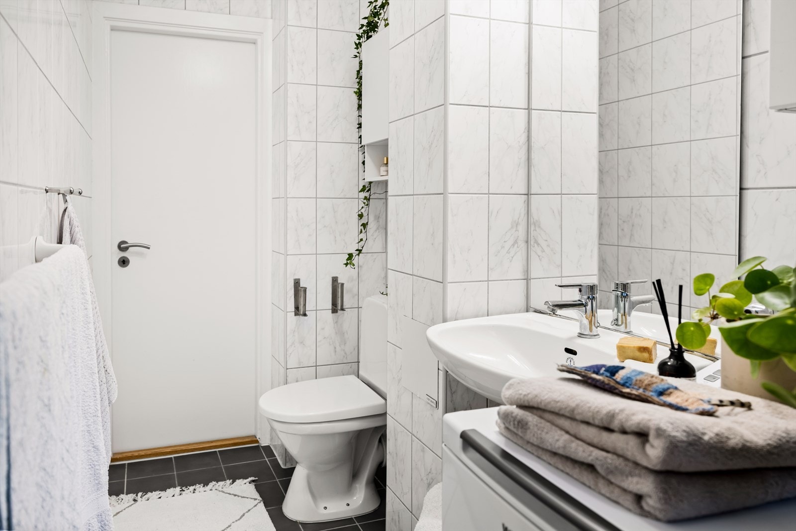 Det er opplegg for vaskemaskin og naturlig avtrekk. Galleribilde