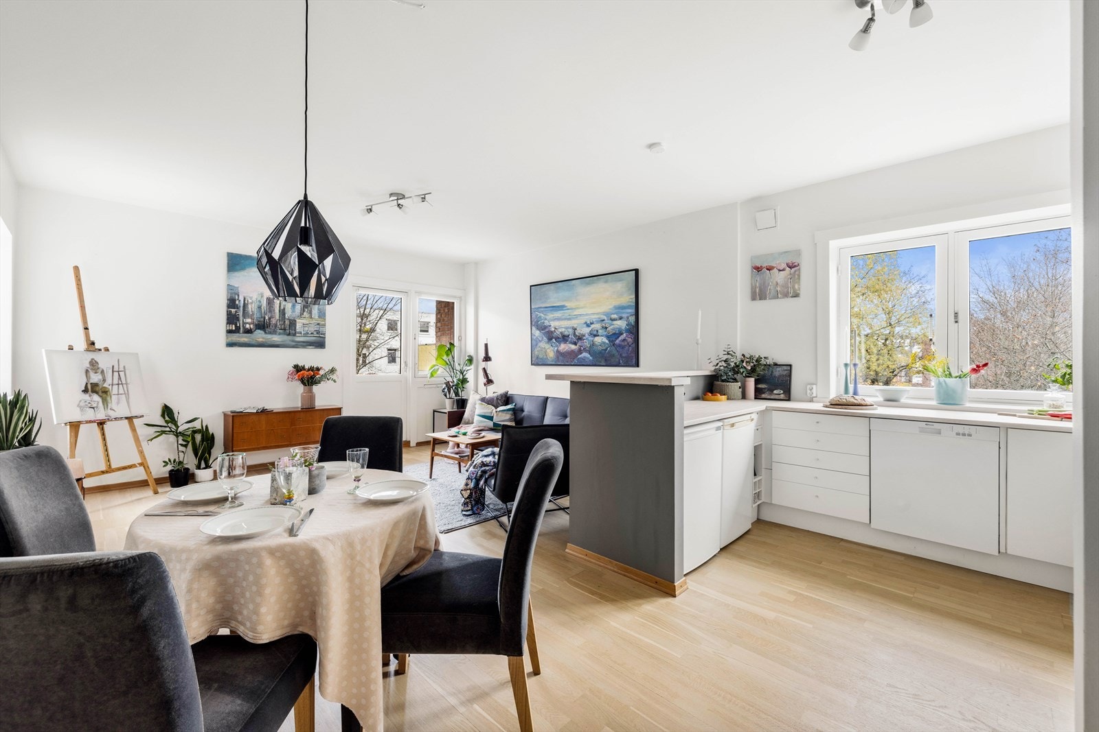 Gulvet ble slipt og lakkert i 2024, og overflatene ble malt i delikate, moderne farger i 2021. Galleribilde