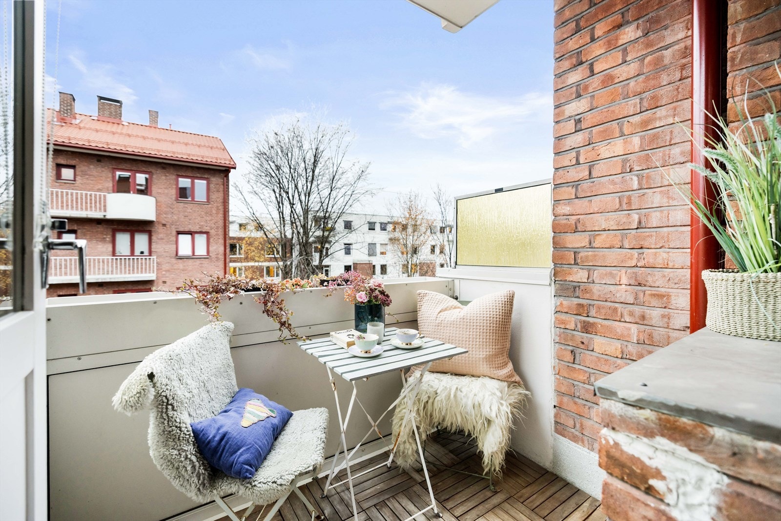 Velkommen til Brochmanns gate 10D! Dette er en lys og tiltalende 3-roms hjørneleilighet i 4. etasje, plassert i et av de mest populære områdene på Sagene/Bjølsen. Galleribilde