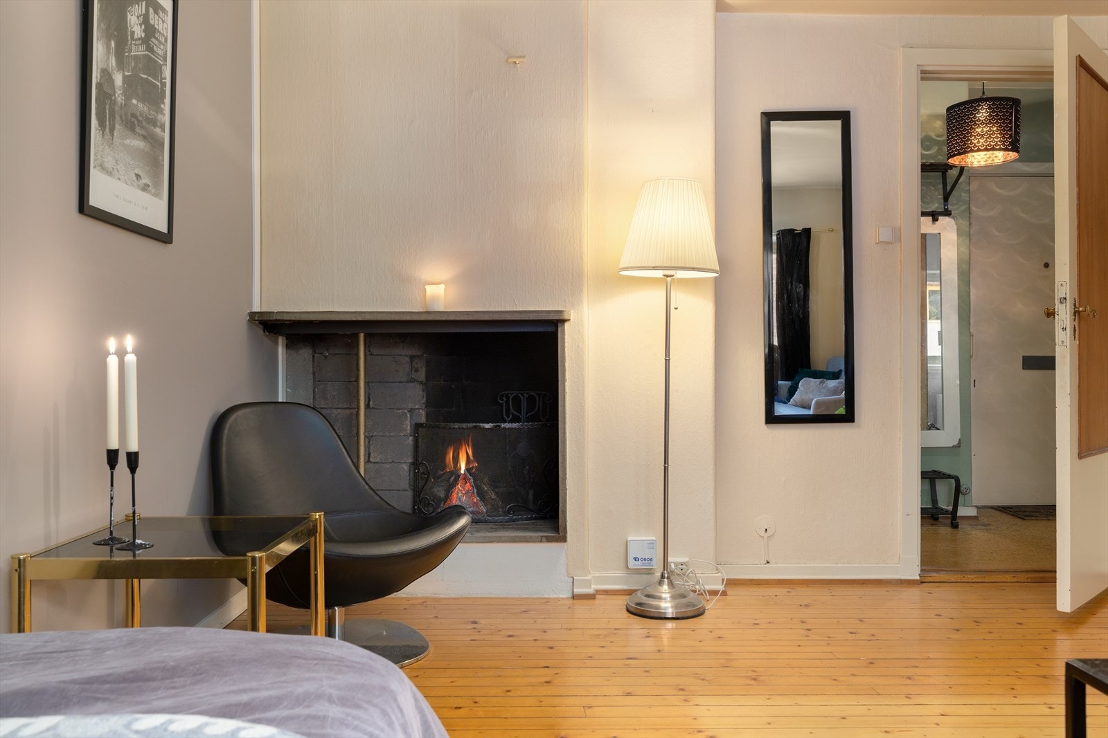 Leiligheten har oppvarming med radiatorer og åpen gruepeis - Varmtvann, fyring og internett inkl. i felleskostnadene. Galleribilde