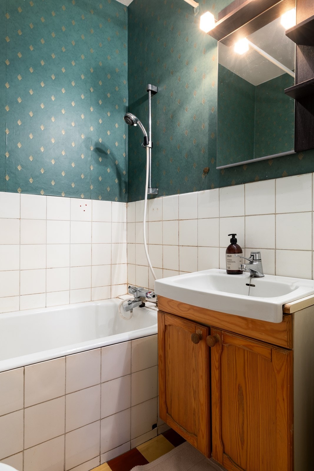 Videre er det toalett, dusj i badekar og tilluft via spalte under dørbladet. Galleribilde