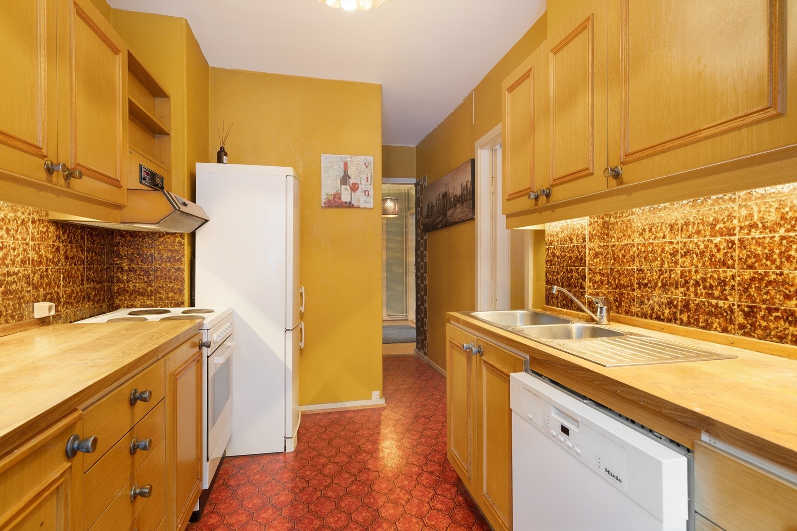 Antatt mulighet for å flytte kjøkkenet for å skape en åpen stue- og kjøkkenløsning. Galleribilde