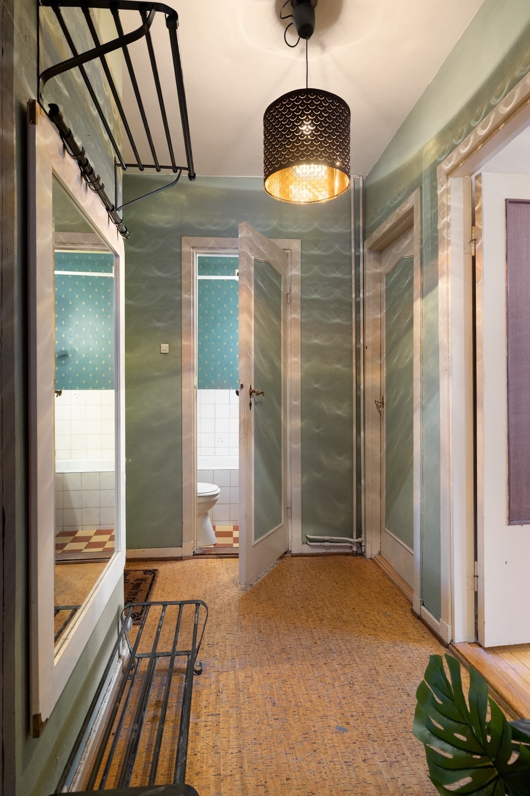 Entré med plass til oppbevaring av yttertøy og sko - Leiligheten disponerer også en kjellerbod målt til ca 6,8 kvm. Galleribilde