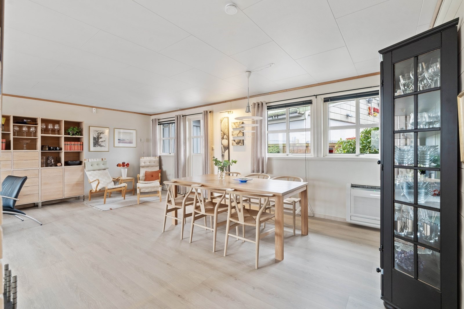 Det er utgang til terrasse og hage med gode solforhold Galleribilde