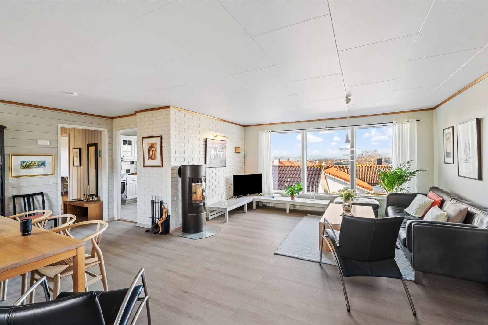 Lysmalt stue med nyere parkett. Store vinduer som slipper inn naturlig dagslys og med flott utsikt Galleribilde