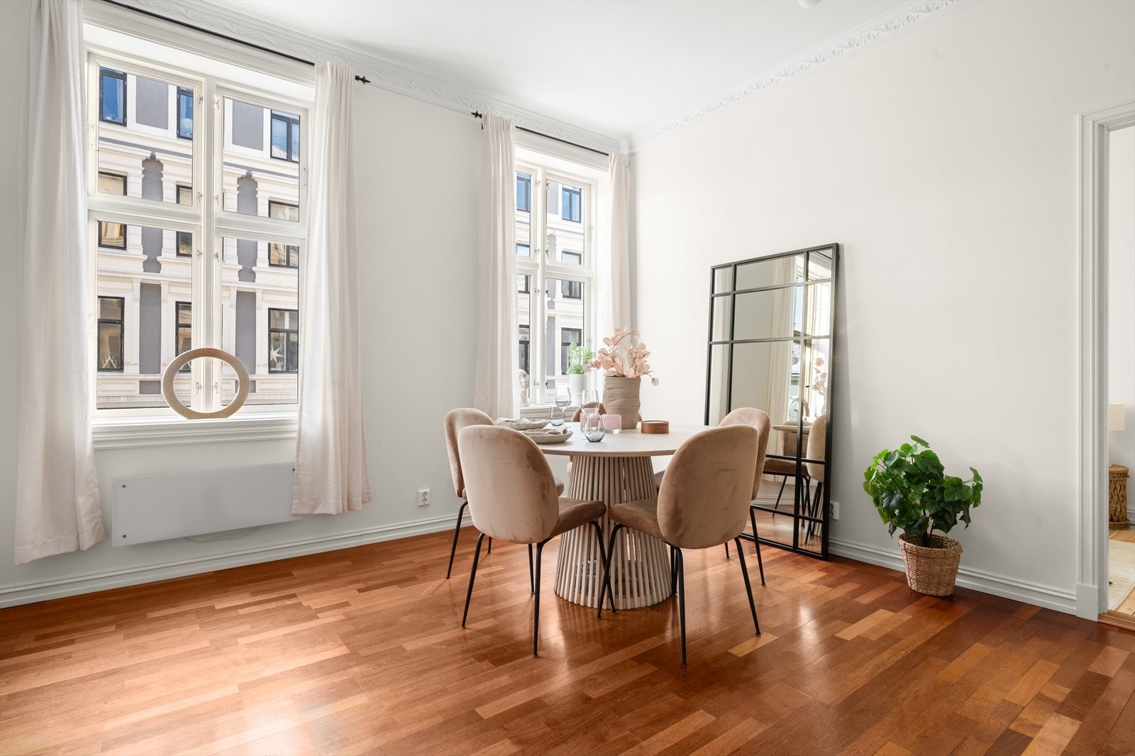 Det er god plass til å samle venner og familie rundt spisebordet for en hyggelig middag Galleribilde
