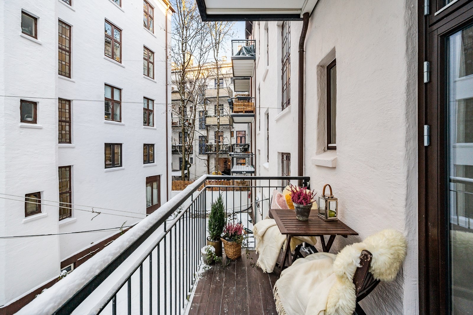 Balkongen har plass til utemøbler, planter og grill Galleribilde