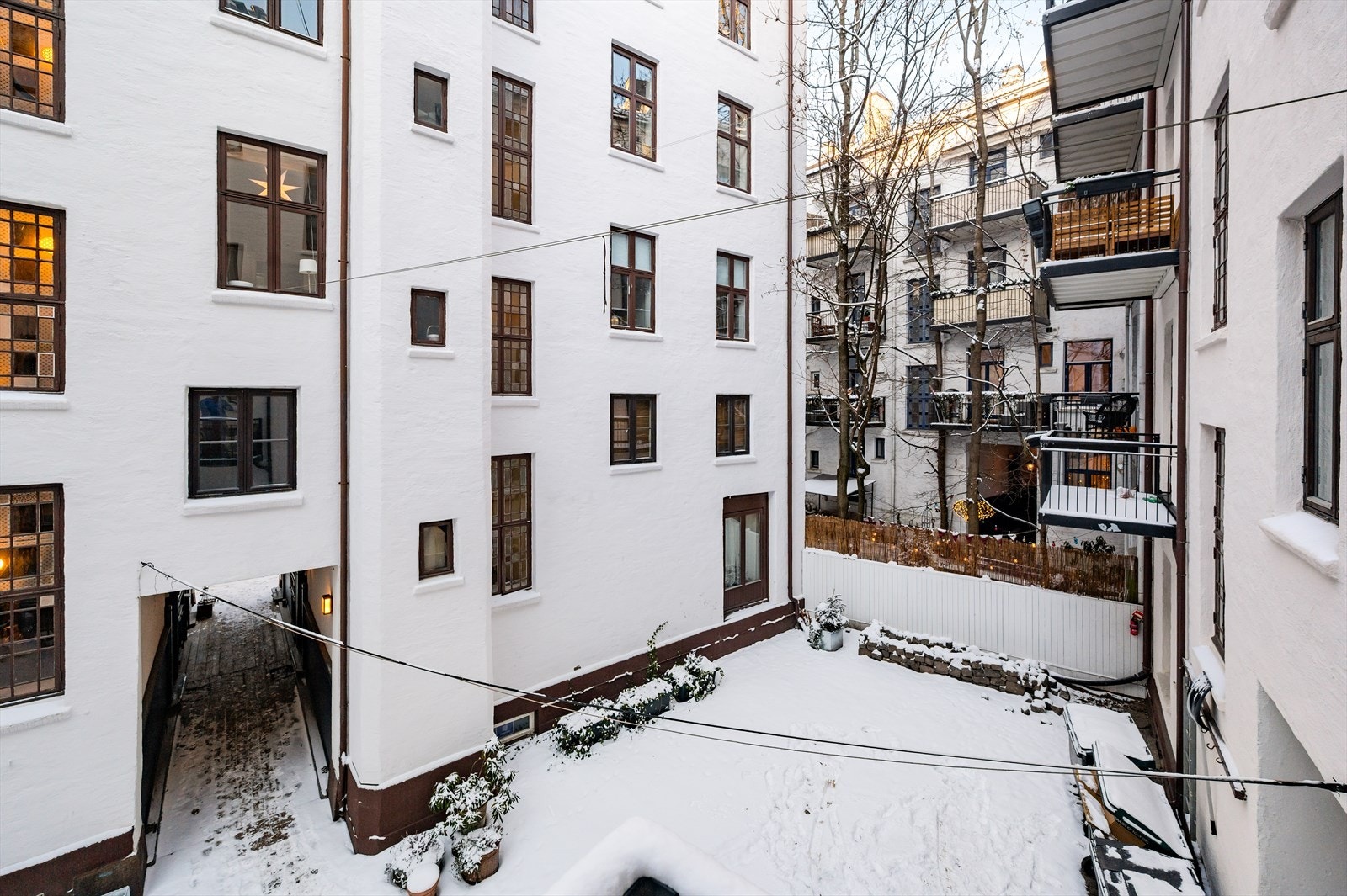 Balkongen vender mot en rolig og hyggelig bakgård, perfekt sted å nyte roen! Galleribilde