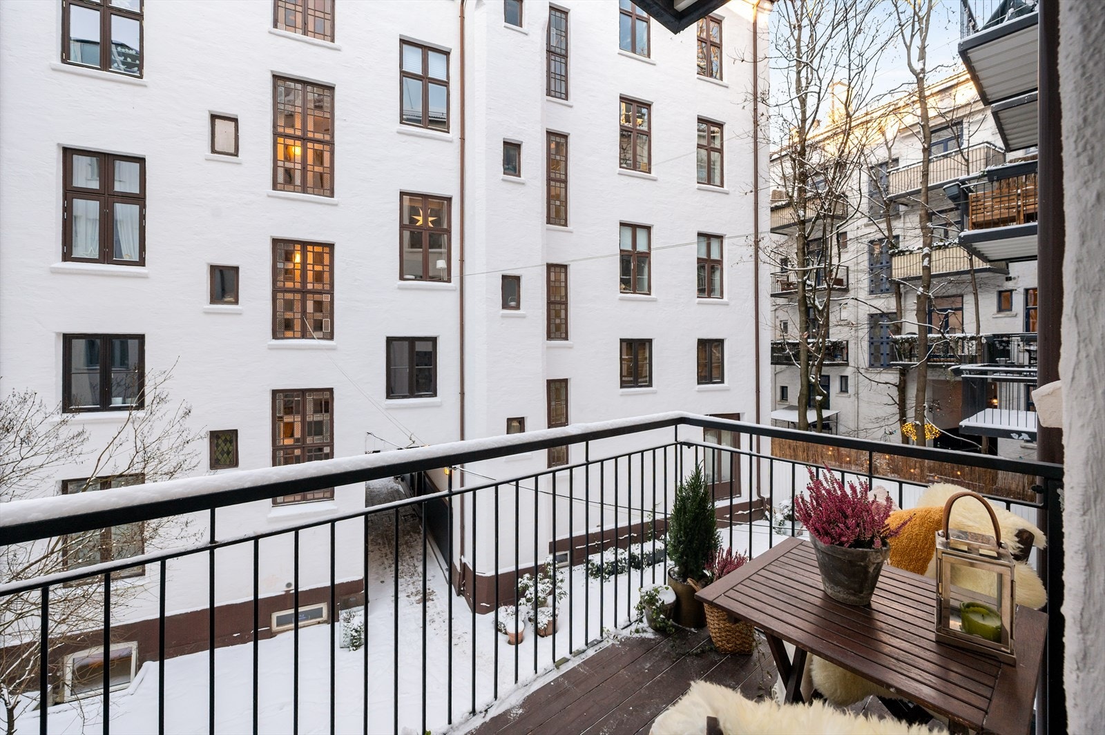 En nydelig 3-roms selveier i en klassisk bygård "midt" på Frogner, men allikevel tilbaketrukket. Galleribilde