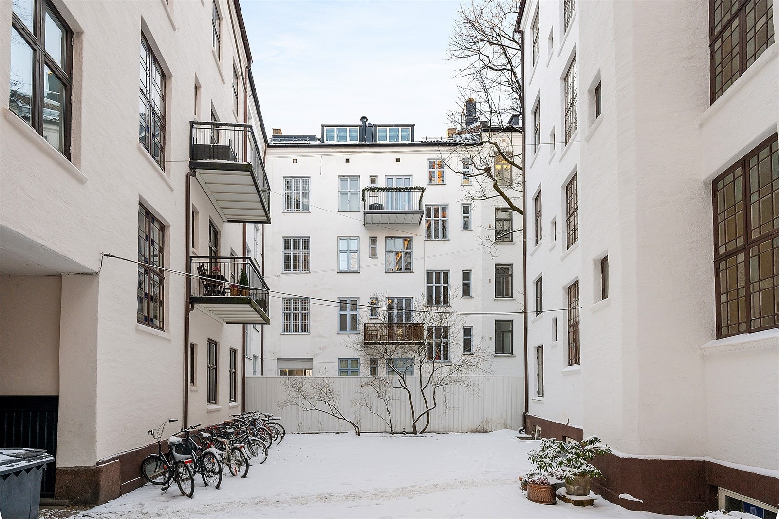 Lukket bakgård med sykkelparkering Galleribilde