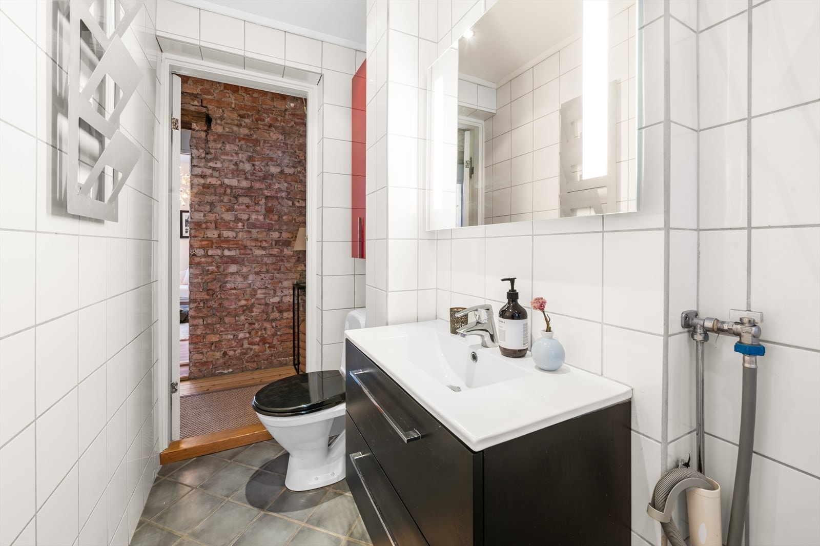 Badet har nytt servant fra 2020 og nytt speil i 2024. Galleribilde