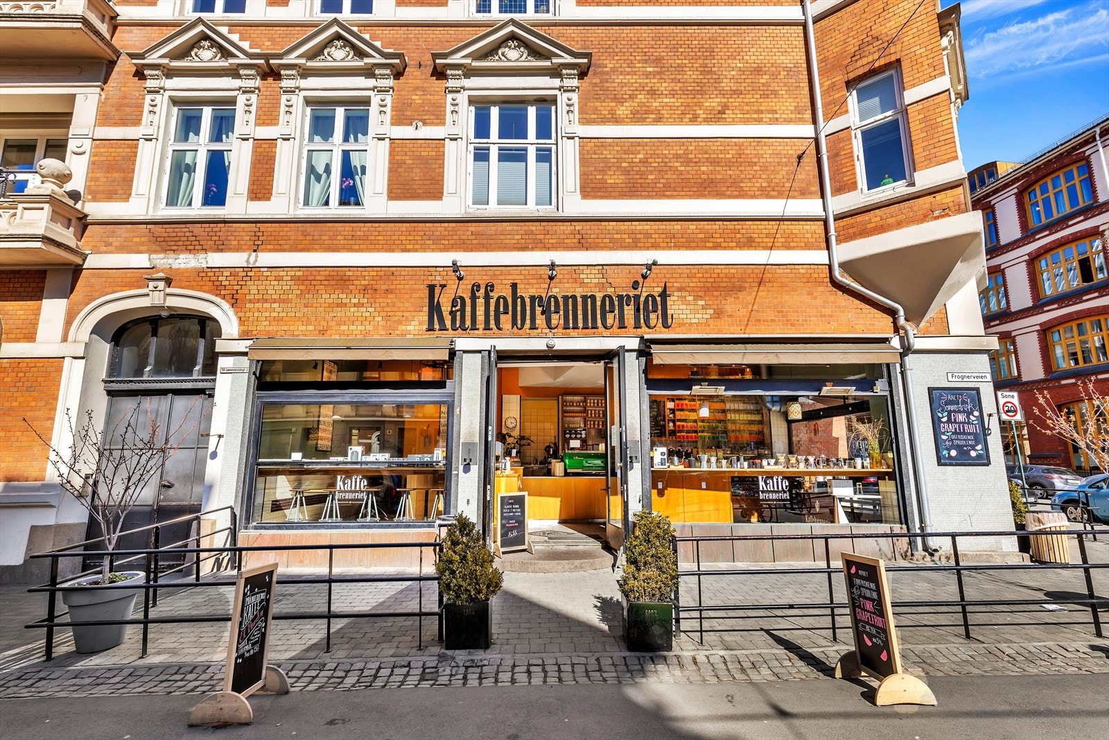 Frogner er omgitt av sjarmerende kaféer, gourmetrestauranter, nisjebutikker og eksklusive delikatesseforretninger. Galleribilde