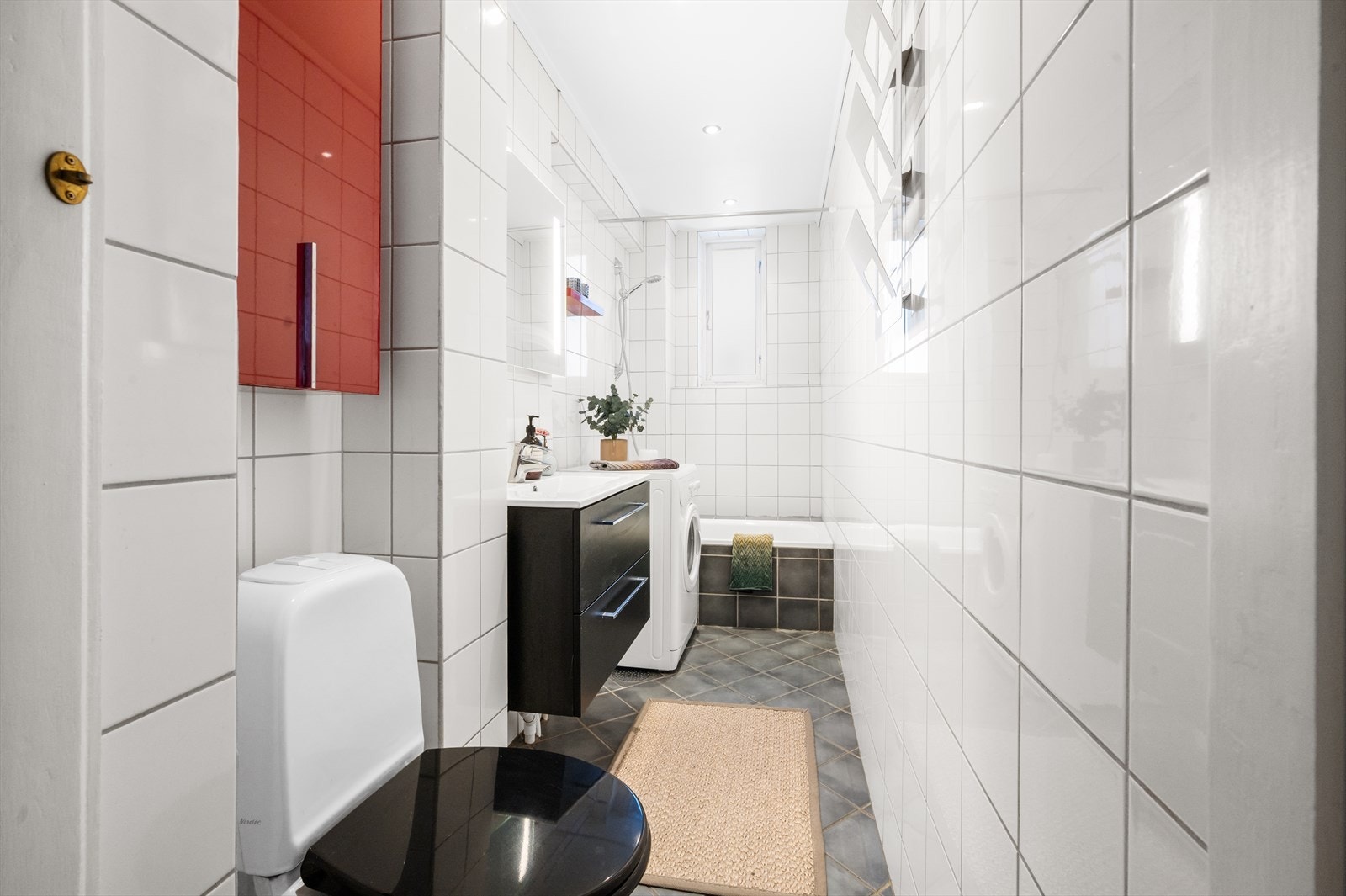 Badet er fra 2007 og har flislagte overflater, varmekabler i gulvet og spotlights i taket Galleribilde