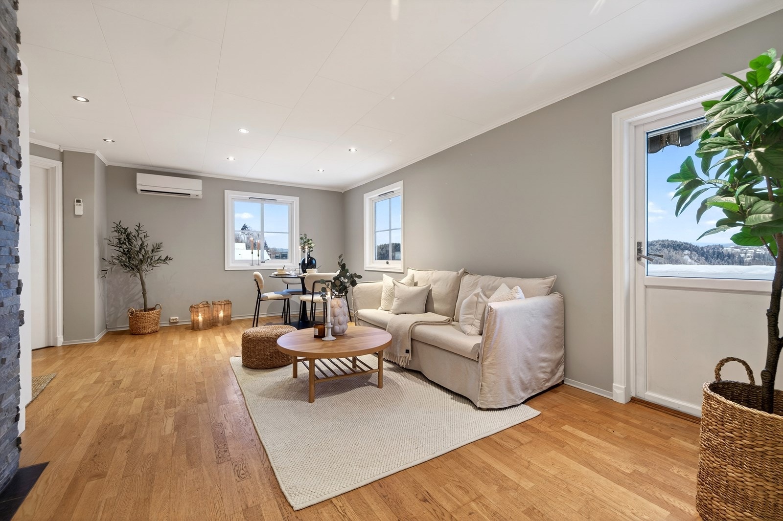 Den åpne løsningen mellom stue og kjøkken gir en god romfølelse og fleksible møbleringsmuligheter. Galleribilde