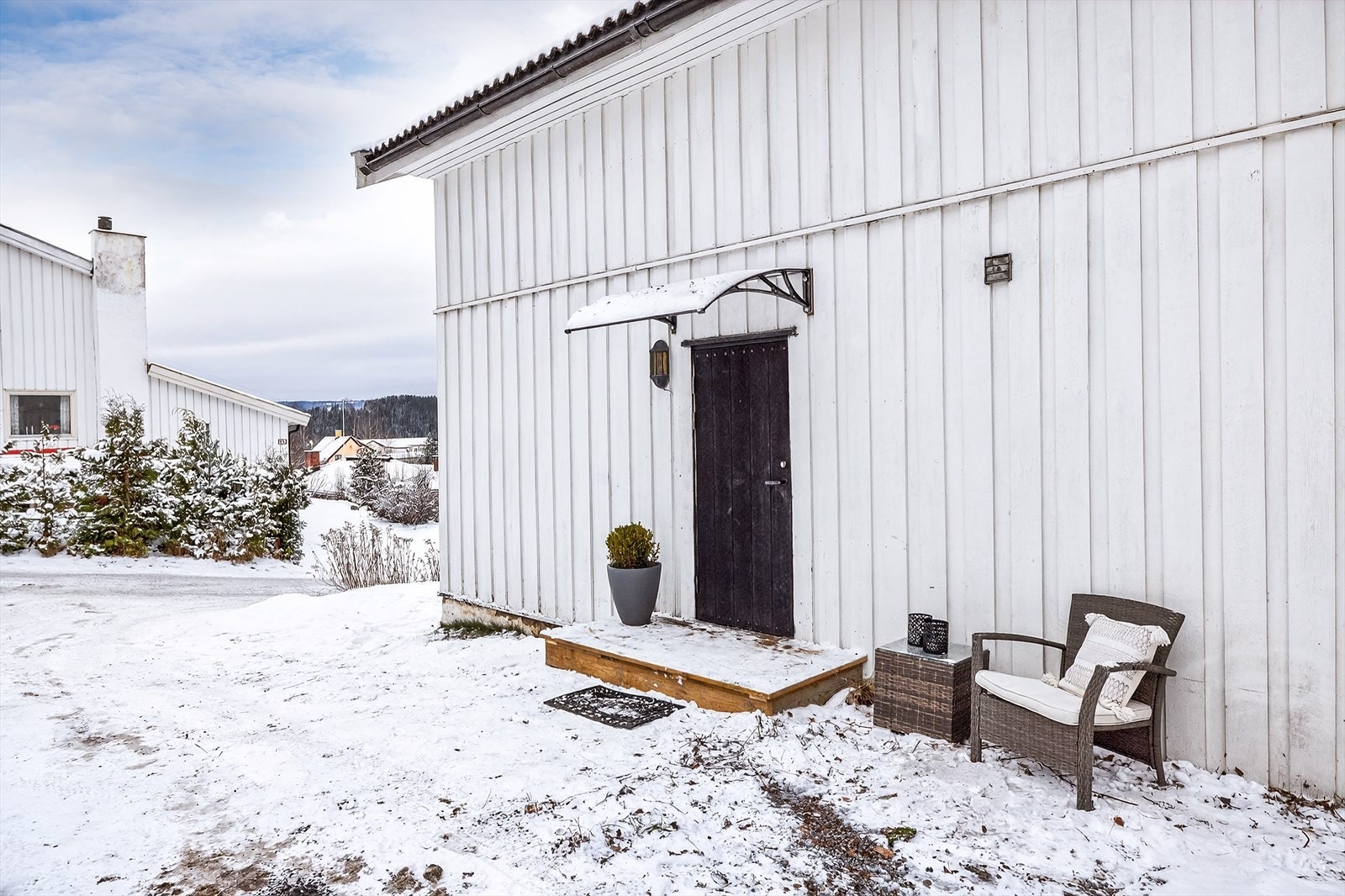 Felles eiet tomt på 963 m² som er opparbeidet med plen og gruset gårdsplass. Galleribilde