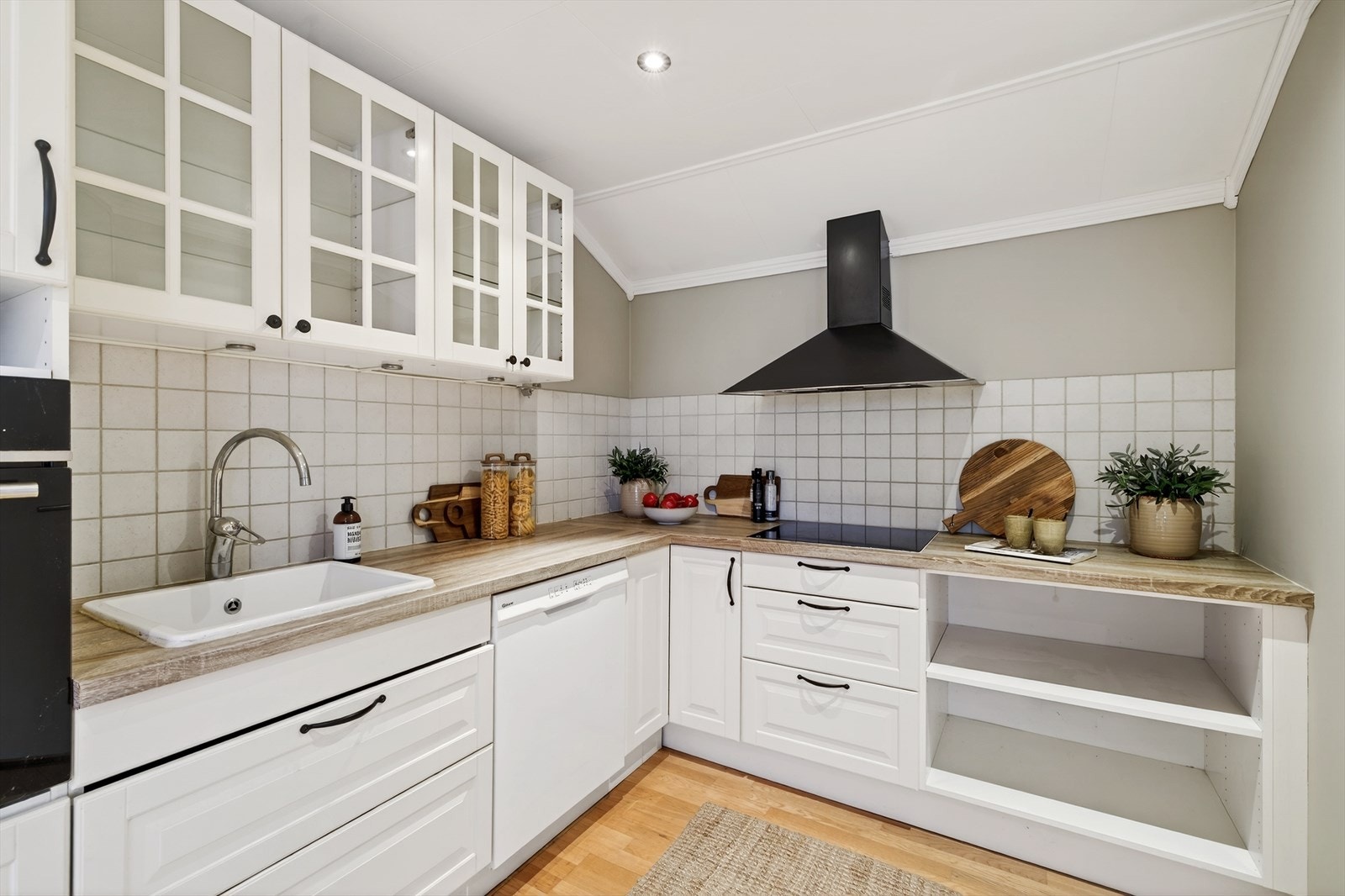 Kjøkkenet er utstyrt med integrert stekeovn og platetopp, samt en porselensvask. Galleribilde