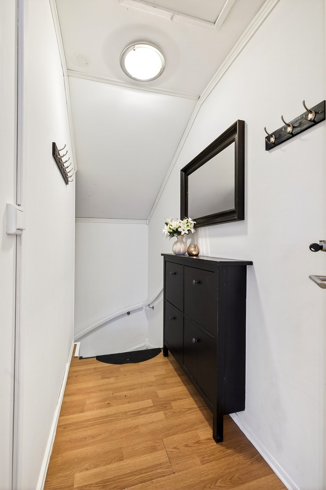 Adkomst til leiligheten i andre etasje skjer via en felles trapp i treverk. Galleribilde