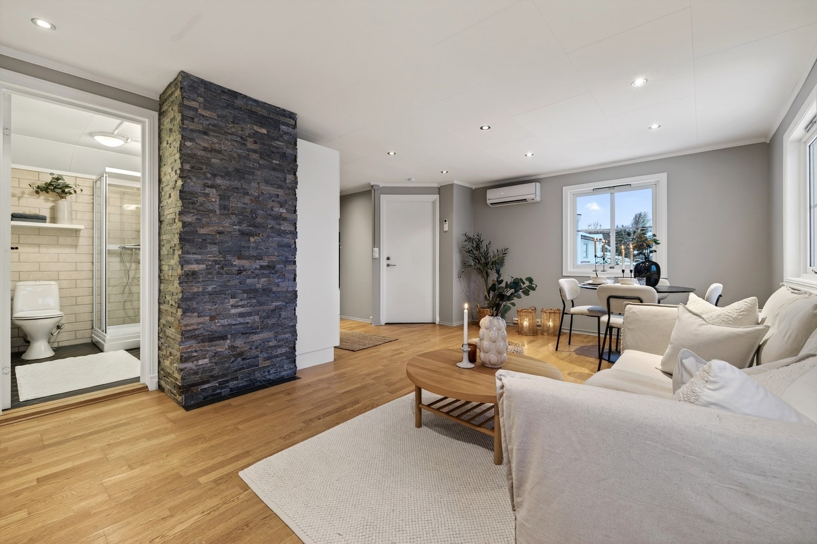 En teglsteinspipe gir rommet karakter og mulighet for å installere et ildsted. Galleribilde