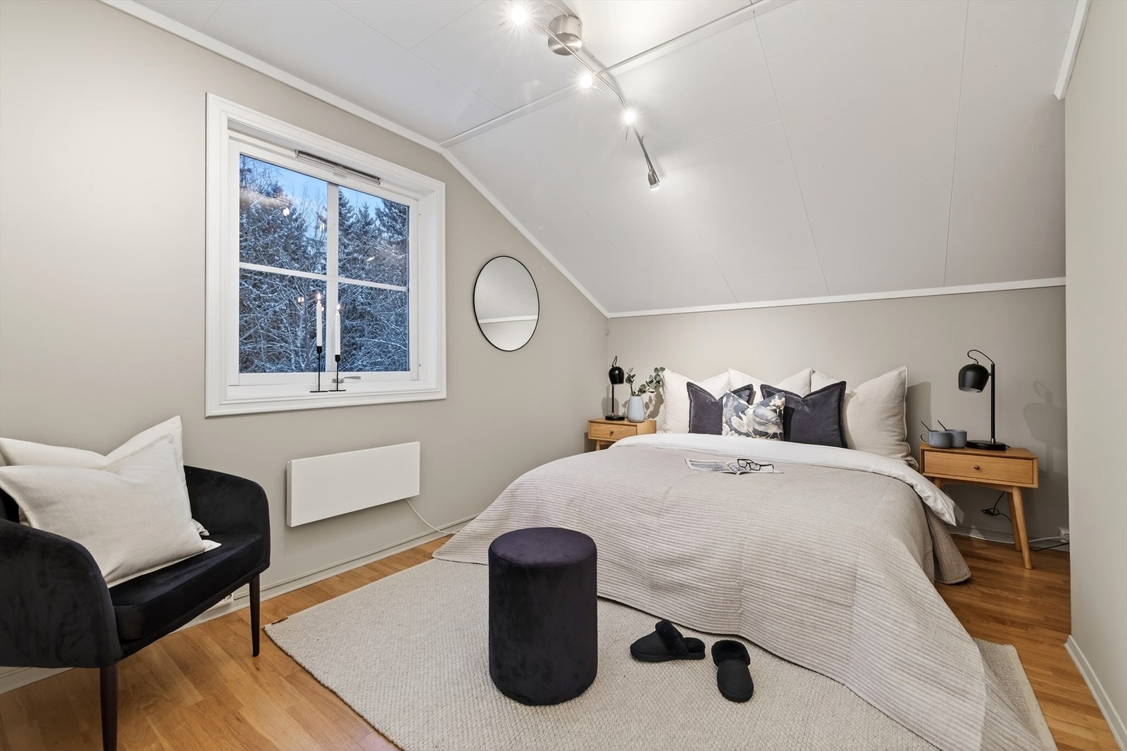 Rommet har en arealeffektiv løsning med skråhimling. Galleribilde