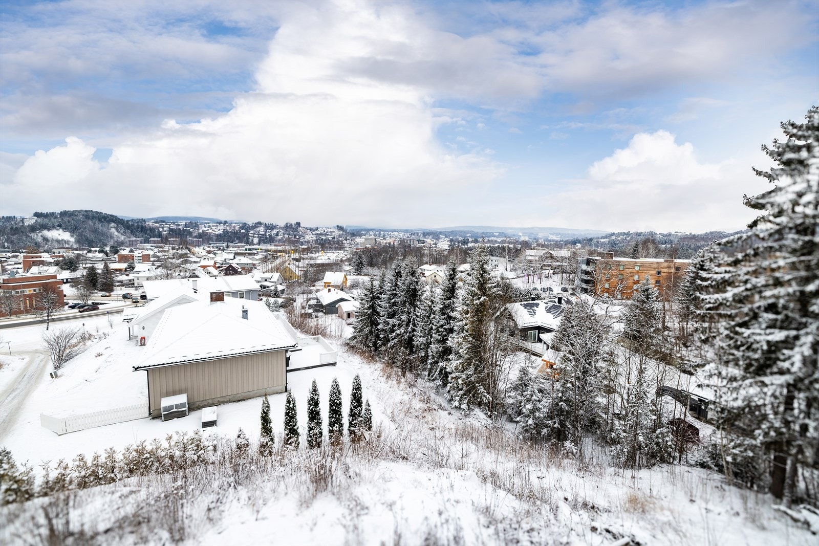 Beliggenheten er sentral med gangavstand til dagligvarebutikker som Kiwi og Meny. Galleribilde