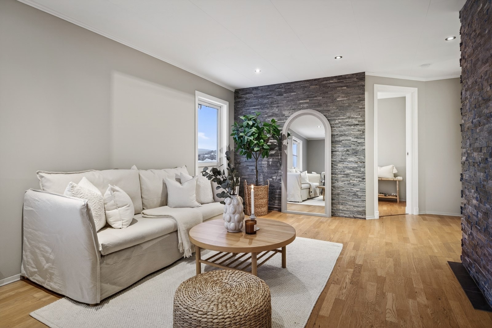 Vinduer med 2-lags isolerglass fra 2006 slipper inn godt med dagslys. Galleribilde