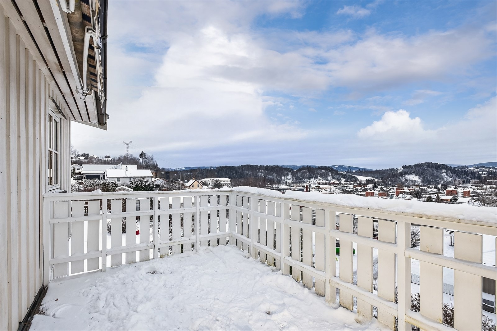 Verandaen er bygget i treverk og har god plass til en sittegruppe. Galleribilde