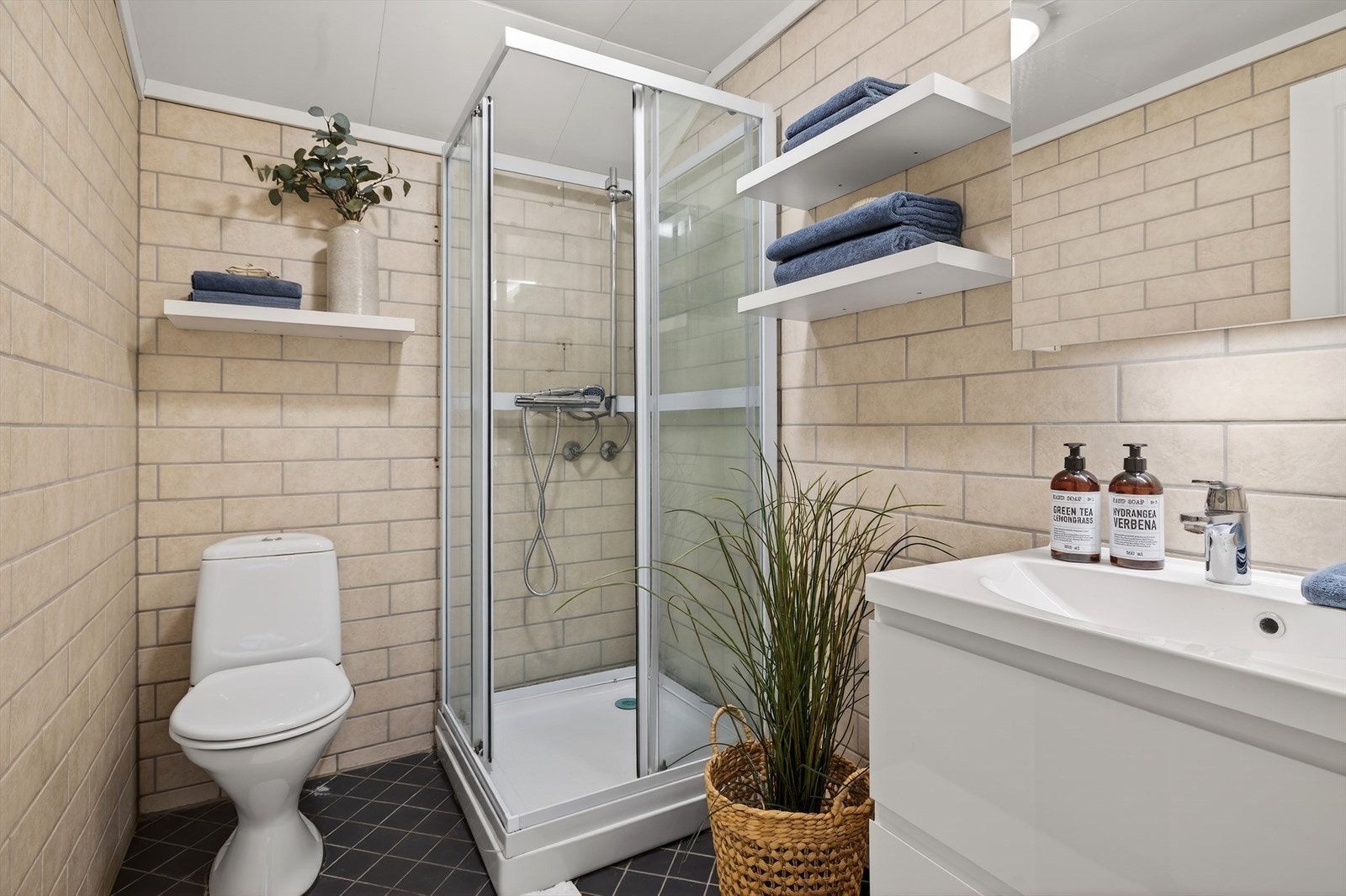 Badet ble oppgradert i 2010 og har fliser på gulv og vegger, samt dusjkabinett. Galleribilde