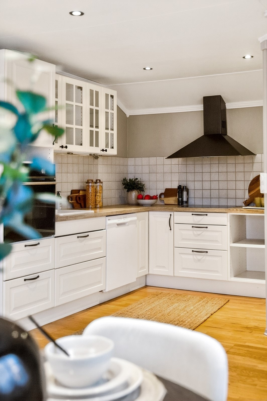 Kjøkkeninnredningen har profilerte fronter og en solid benkeplate med laminert overflate. Galleribilde