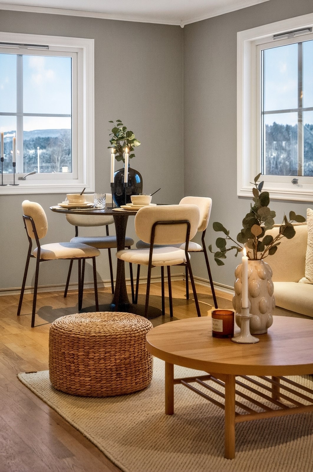 Spiseplassen er naturlig integrert mellom stue- og kjøkkensonen. Galleribilde