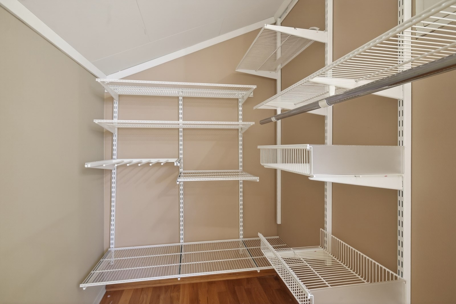 Garderobesystemet er fleksibelt og utnytter plassen under skråtaket optimalt. Galleribilde