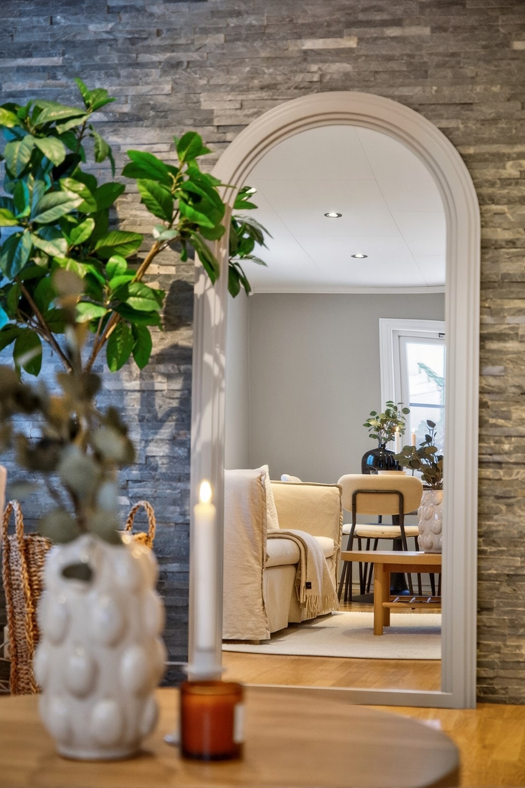 Takhøyden i stuen er målt til 2,32 meter, som bidrar til en luftig atmosfære. Galleribilde