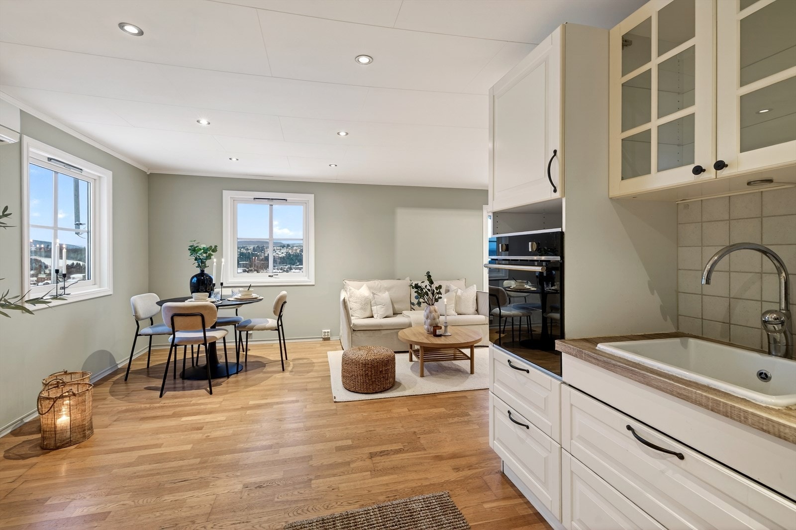 Belysning under overskapene og flislagt bakvegg gir gode arbeidsforhold. Galleribilde