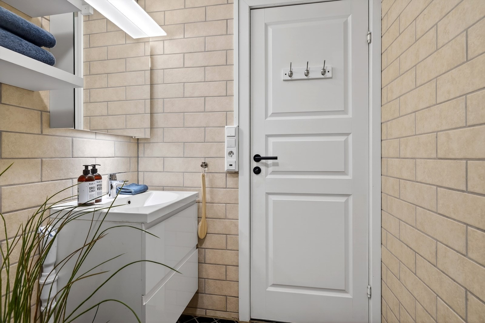 Her er det elektrisk gulvvarme, servantinnredning fra 2016 og opplegg for vaskemaskin. Galleribilde