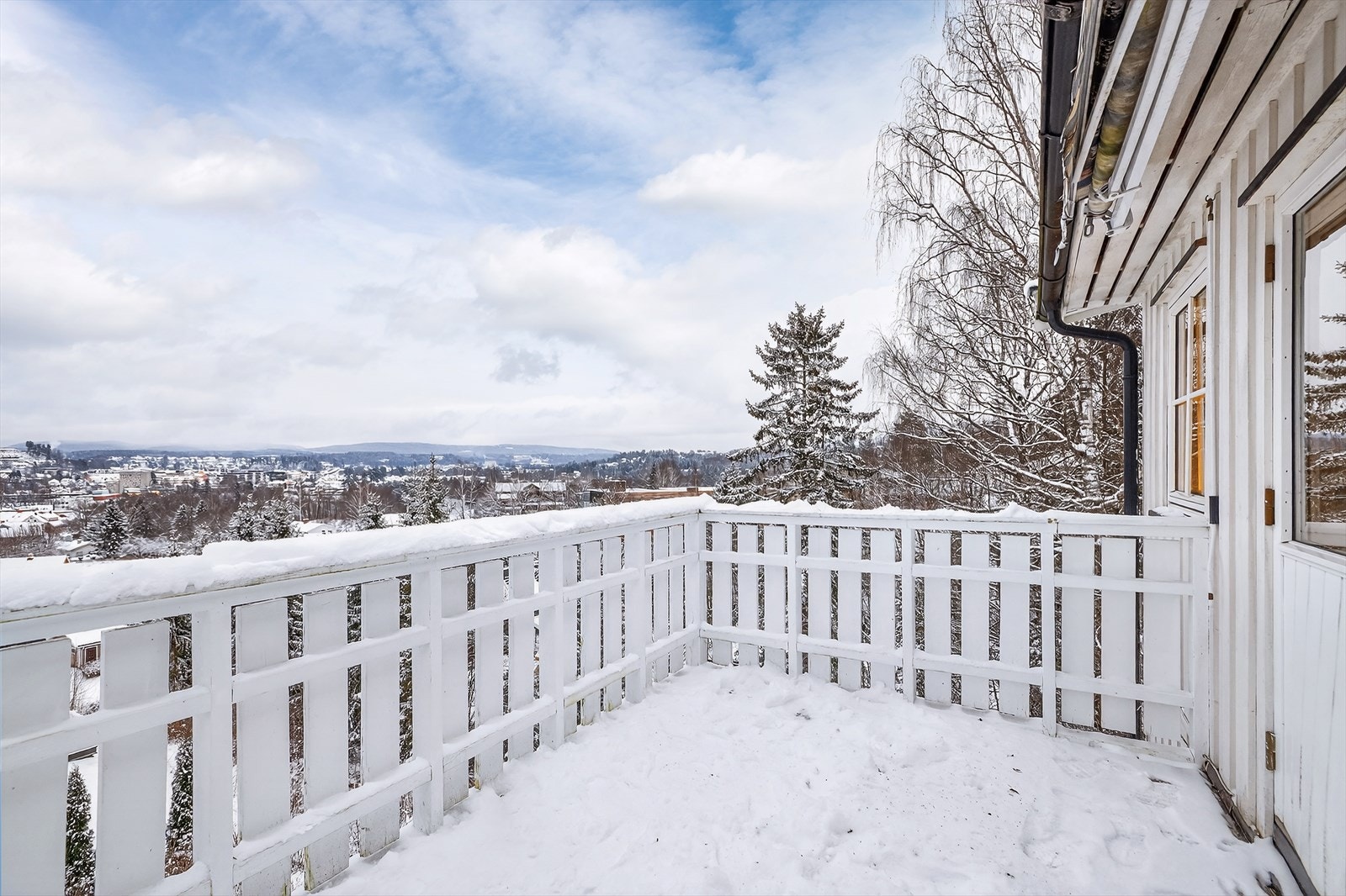 Fra stuen er det direkte utgang til en nordvestvendt veranda på 9 m². Galleribilde