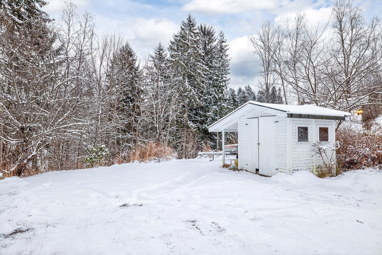 En frittstående utvendig bod på 4 m² i hagen gir praktisk, ekstra lagringsplass. Galleribilde