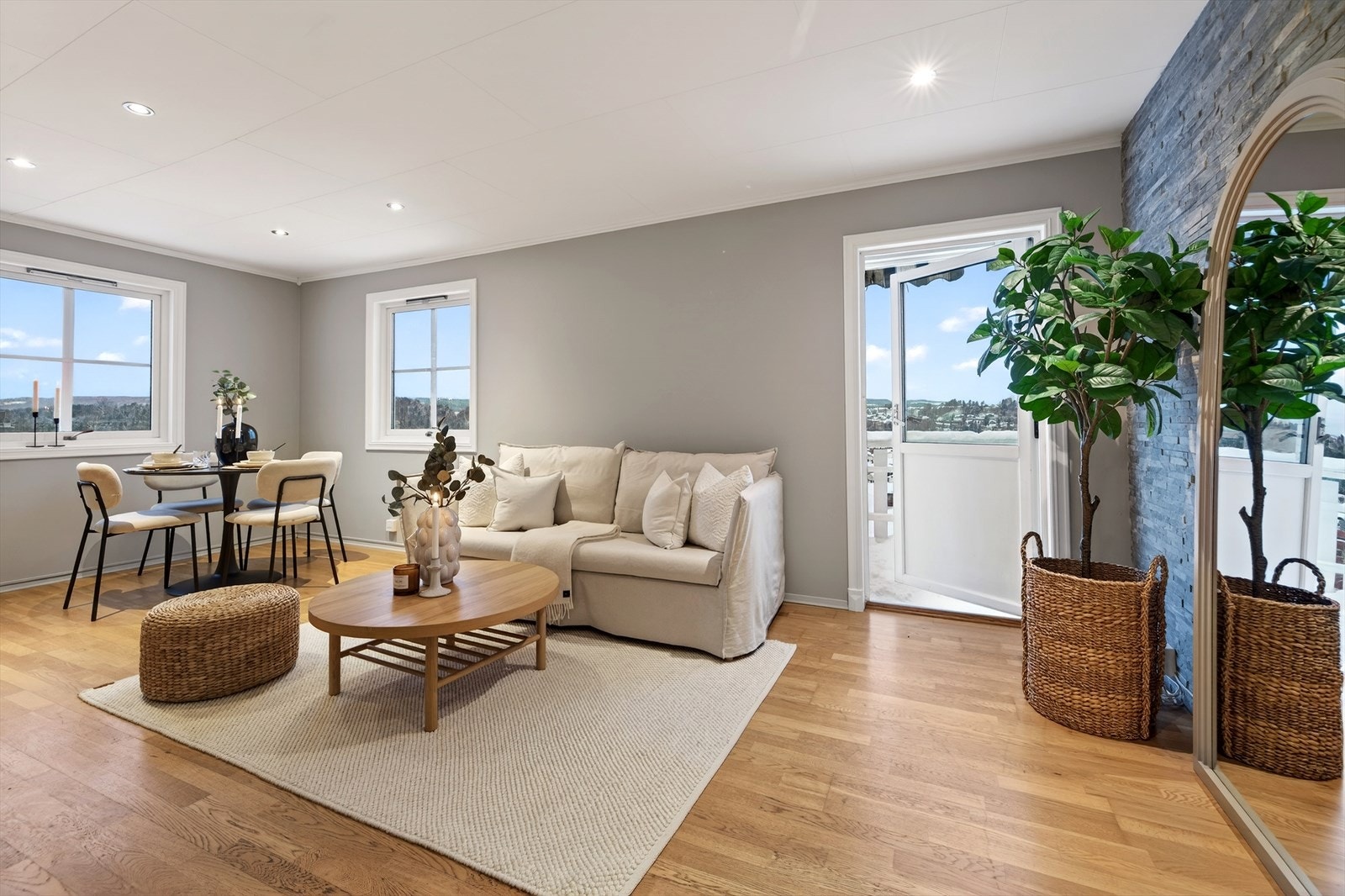 Gjennomgående parkett på gulv og nylig malte vegger gir et helhetlig inntrykk. Galleribilde