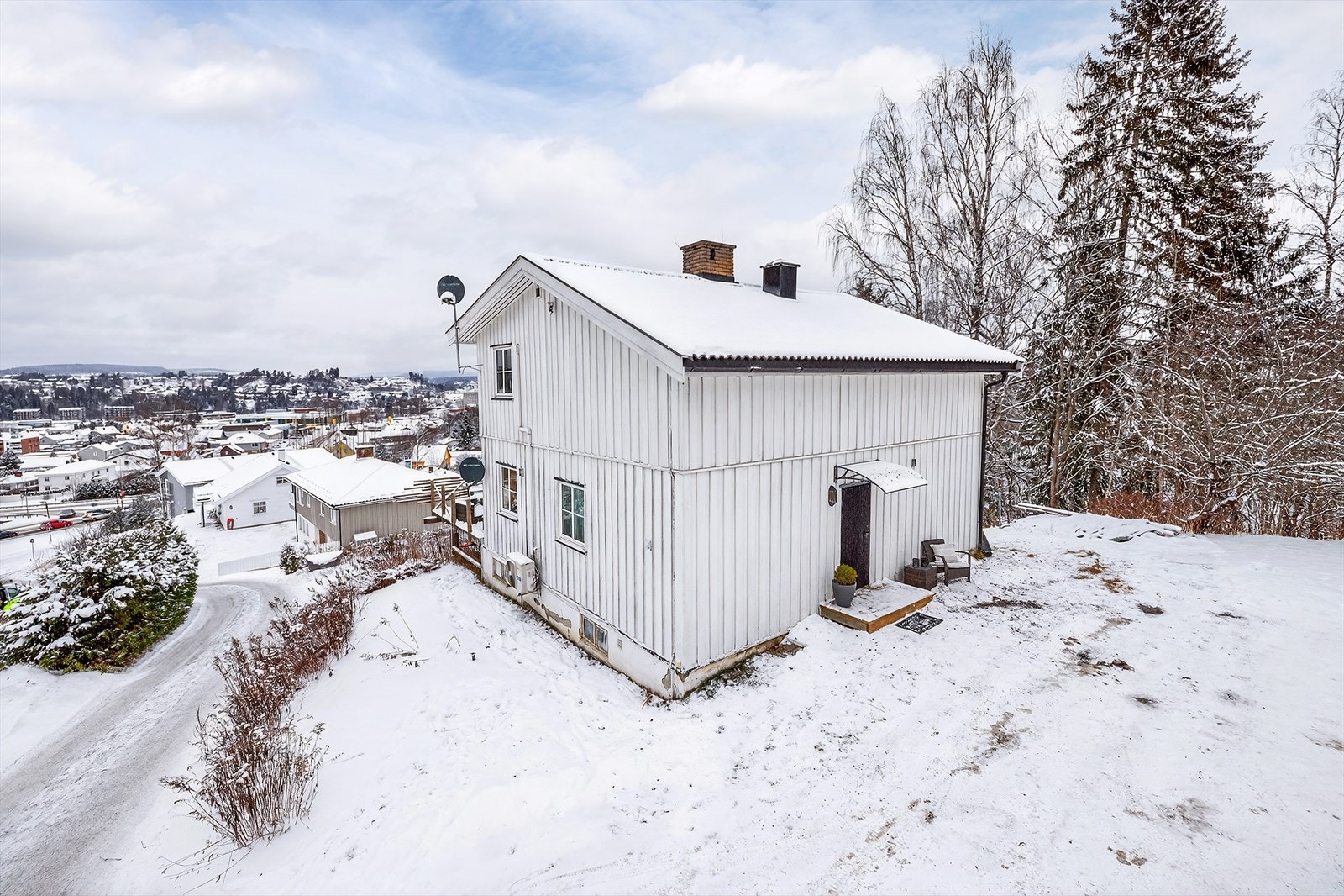 Eiendommen er en horisontaldelt tomannsbolig fra ca. 1947 med stående trekledning. Galleribilde