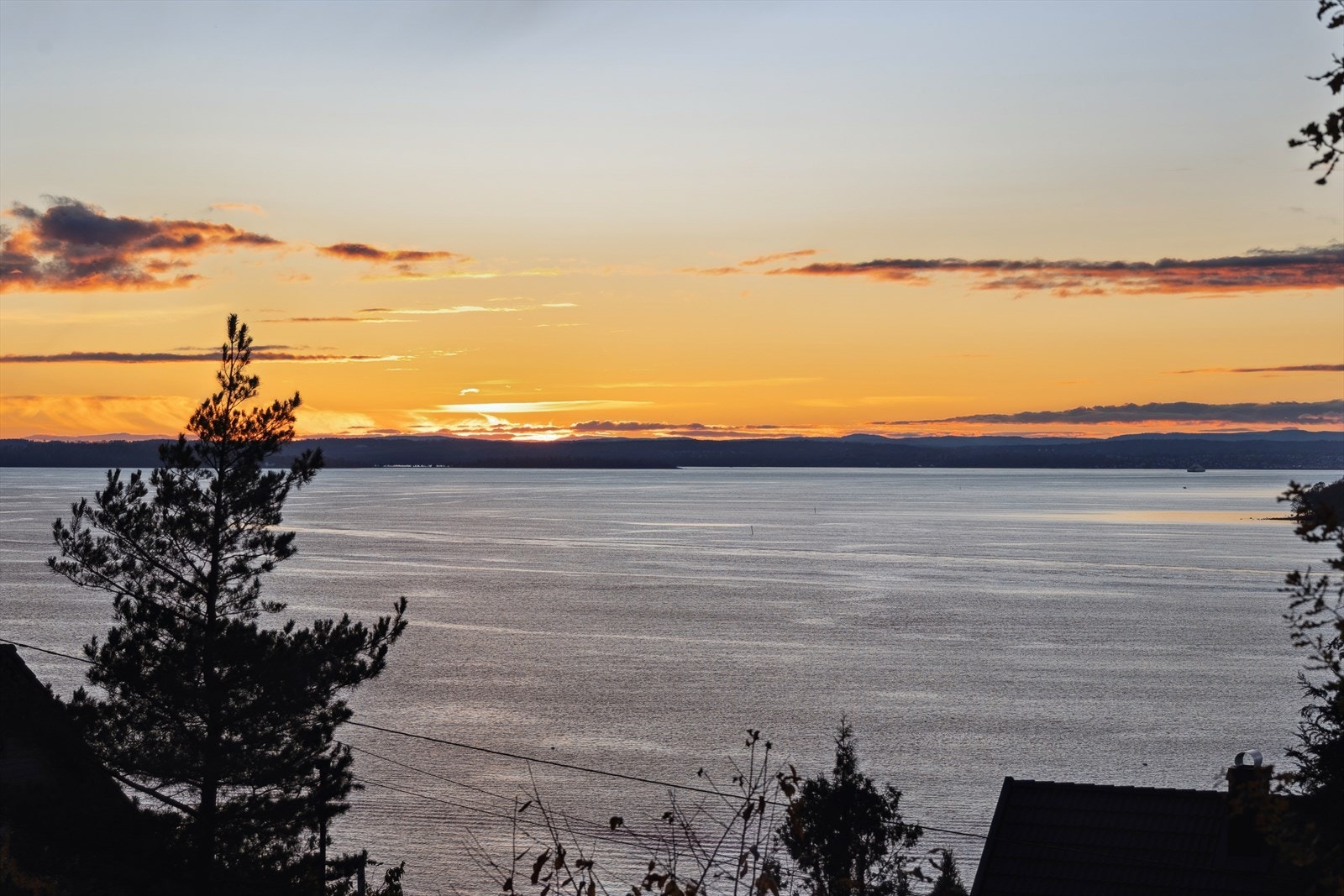 Boligen har en skjermet og solrik plassering i en blindvei og byr på flott utsikt mot Oslofjorden. Galleribilde