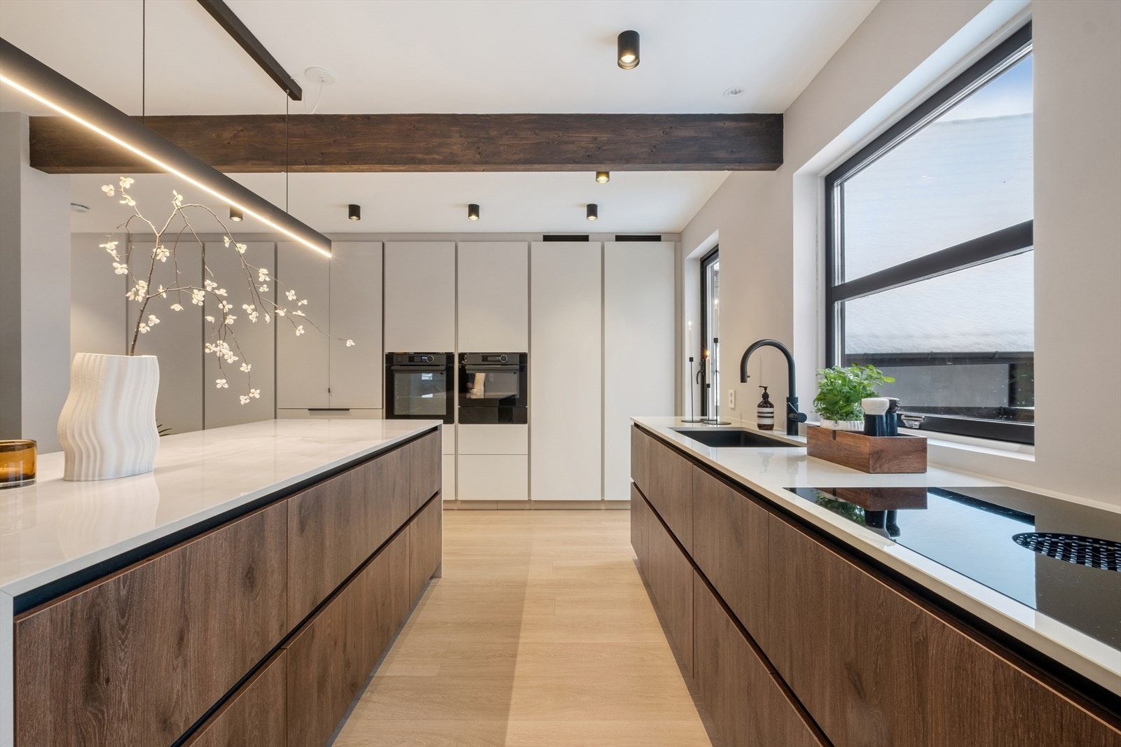 Kjøkkenet er gjennomtenkt med god skapplass og romslige arbeidsflater. Galleribilde